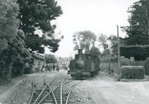 En gare de St-Quay (km23) (030T N°41, série 35-42, 1925) 2 aout 1956