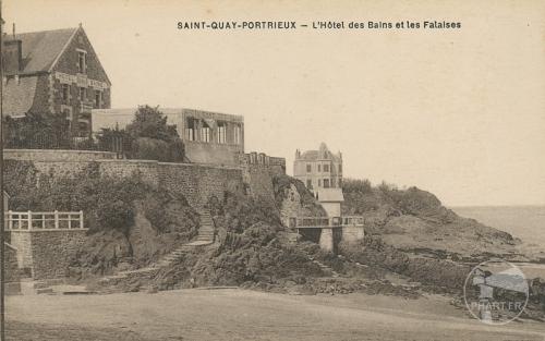 Saint-Quay-Portrieux - l'Hôtel des Bains et les falaises